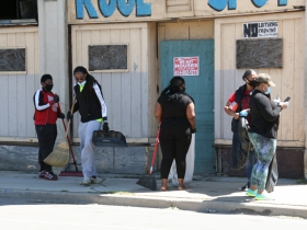 Milwaukeeans cleaning up