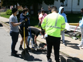 Milwaukeeans cleaning up