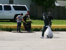 Milwaukeeans cleaning up