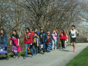 A half-marathon runner passes the walk for water on the Oak Leaf Trail
