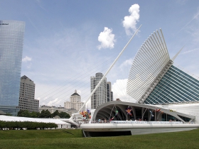 Milwaukee Art Museum city view