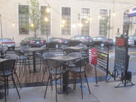 Izzy Hops Swig & Nosh Parklet
