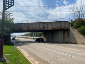 An Oak Leaf Trail bridge spanning I-43 along The Zip Line. Photo by Graham Kilmer.