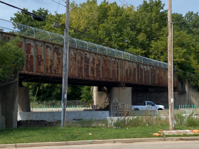 An Oak Leaf Trail bridge spanning I-43 along The Zip Line. Photo by Graham Kilmer.