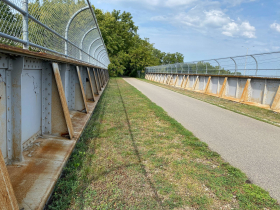An Oak Leaf Trail bridge spanning I-43 along The Zip Line. Photo by Graham Kilmer.