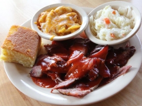 Food at Ashley's Que.