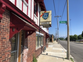 Roth's Inn sign